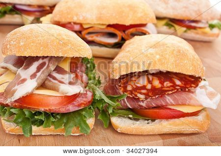 Gruppe von Ciabatta Brot Brötchen gefüllt, Fleisch, Käse und Gemüse