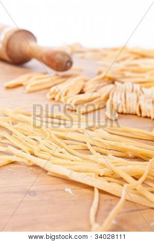 พาสต้าโฮมเมดไข่ uncooked บนกระดานตัดชนิดต่าง ๆ