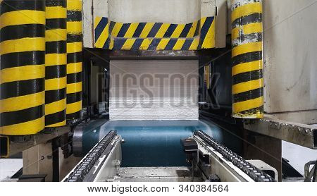 Chain And Roler Conveyor Systems For Transfer Product To Storage In Factory