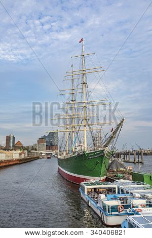 Hamburg, Germany - Aug 2, 2017: View To Harbor Of Hamburg With Historic Rickmer Rickmers At The Land