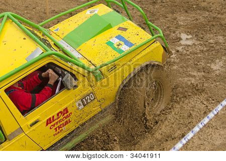 Detaljeret visning af den gule bil i en mudder
