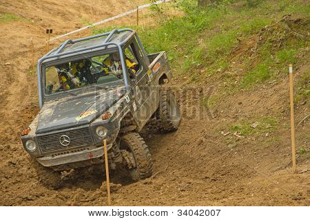 Off-road bil i vanskeligt terræn