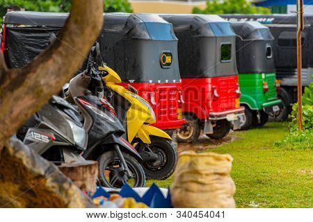 Midigama, Sri Lanka : 2019 Nov 18 :  Tuk Tuk Shop And Scooter Parkign In The Beach Whit Golden Sand 