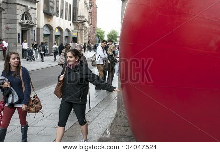 Redball 英国，诚邀您的审视，你自己回家，大型的公共艺术项目凸轮