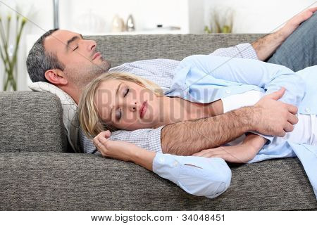 Mand og kone sov på deres sofa