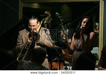 MADISON, NJ - 16 de junho: Steve Turre realiza com sua filha, Andromeda Turre e seu quarteto em S