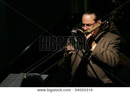 MADISON, NJ - 16 de junho: Steve Turre executa com seu quarteto de Jazz de Shanghai em 16 de junho de 2012 no Ma