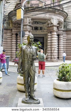 Santos - Sp, Brazil - November 18, 2019: Statue Of The Coffee Broker In Front Of The Coffee Museum (