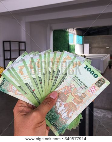 Hand Holding Sri Lankan 1000 Rupee Bill Notes. The Rupee Is Issued By The Central Bank Of Sri Lanka.