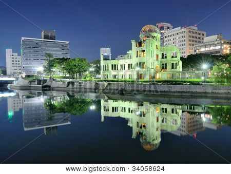 원자 돔 전 히로시마 산업 진흥 강당, 첫번째 원자 보에 의해 파괴 되었습니다.