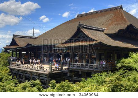 KYOTO - 11 lipca: Kiyomizu-dera Main Hall dnia 11 lipca 2011 r. w Kyoto, Japonia. Założona w 700's, pr