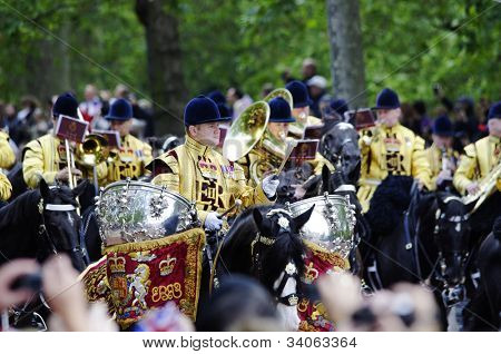 ลอนดอน อังกฤษ - 16 มิถุนายน: ยามของพระราชินีระหว่าง Trooping พิธีสี บนเดอะมอลล์ และ ที่ Buckingh