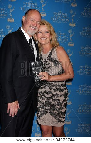 LOS ANGELES - Haziran 17: Ed Scott, Melody Thomas Scott 2012 gündüz yaratıcı Emmy ödül geldi