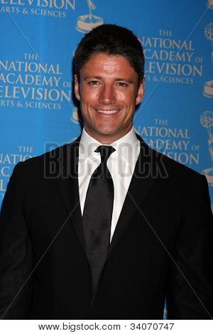 LOS ANGELES - JUN 17: James Scott przybywa na 2012 dzień Creative Emmy Awards w Westin Bonave