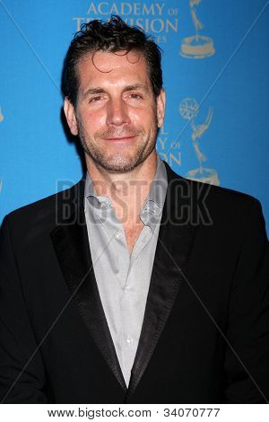 LOS ANGELES - JUN 17: Frank Valentini přijíždí na 2012 denní kreativní Emmy Awards v Westin Bo