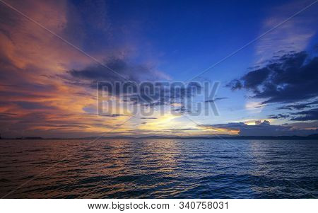 High Definition Beautiful Blue Sky White Clouds Computer Desktop Background Wallpaper Photo