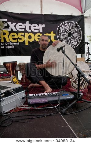 Stroud založené perkusionista a tabla hráč, Jon Sterckx, předvádění žít v akustické kavárně na t