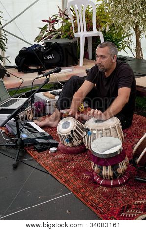 Stroud založené perkusionista a tabla hráč, Jon Sterckx, předvádění žít v akustické kavárně na th