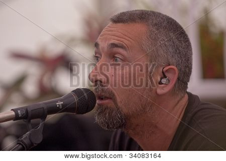 Stroud založené perkusionista a tabla hráč Jon Sterckx předvádění žít v akustické kavárně na
