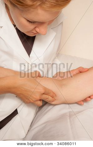 손에 Myotherapy 트리거 포인트