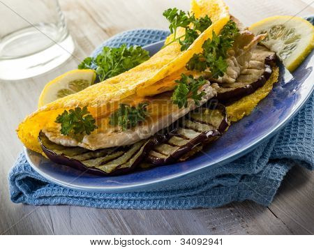 panino con pollo e cibo sano, melanzana alla griglia