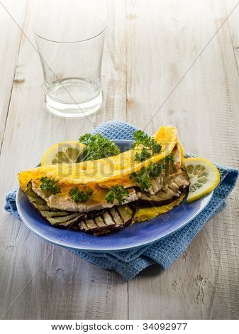 panino con pollo e cibo sano, melanzana alla griglia