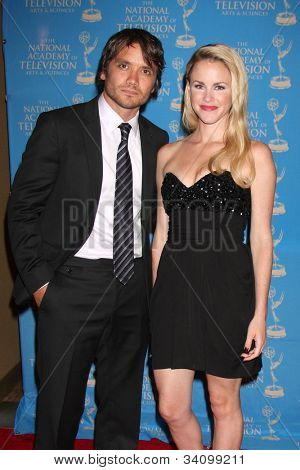 LOS ANGELES - 17 JUN: Dominic Zamprogna, Julie Marie Berman aankomt op de 2012 overdag creatieve Em