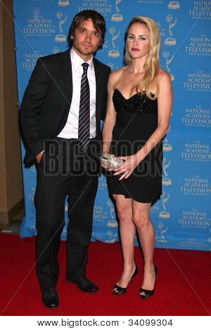 LOS ANGELES - 17 JUN: Dominic Zamprogna, Julie Marie Berman aankomt op de 2012 overdag creatieve Em