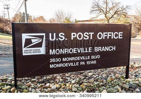 Monroeville, Pennsylvania, Usa 12/22/19 The Us Post Office Sign At The Monroeville Post Office Entra
