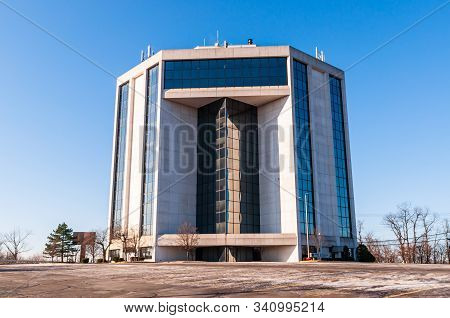 Monroeville, Pennsylvania, Usa 12/22/19 One Monroeville Center, A Large Office Building With An Empt