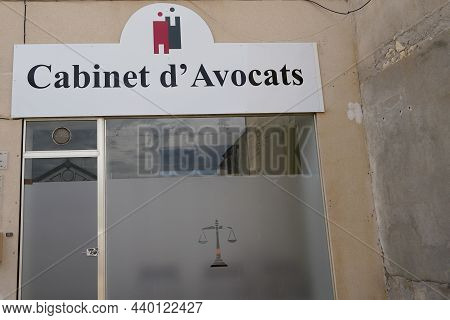 Bordeaux , Aquitaine France - 11 11 2021 : Lawyer Cabinet Avocat Text Sign And Brand Logo French On 