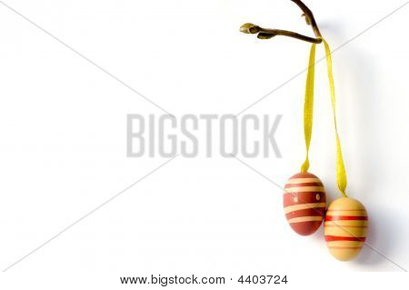 Uova di Pasqua in legno sul ramo