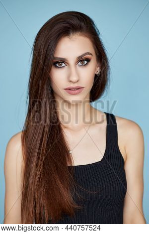 Young Atractive Caucation Brunett Madel Posing In A Shtudio, Beauty Head Shots