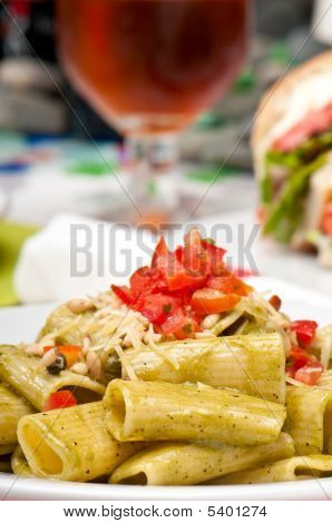 Insalata di pasta e sfondo.