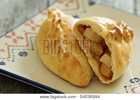 Yeast pastry with apples
