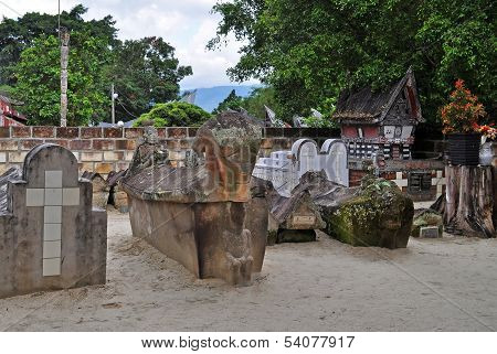 King Sidabutar's Tomb And His Family