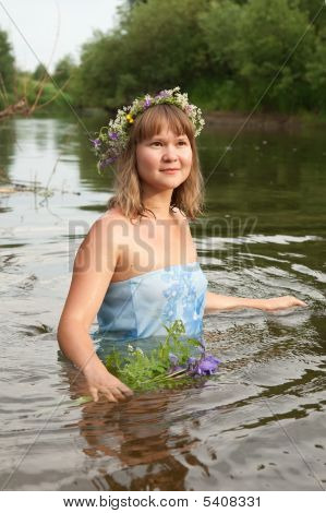 Chica en guirnalda de flores