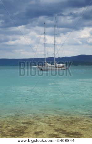 Due-albero Yacht