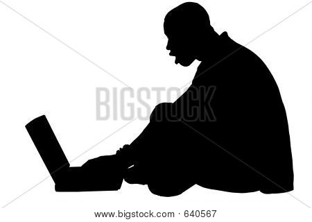 Kırpma yolu dizüstü bilgisayarda çalışan adam ile siluet