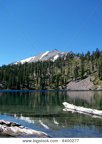 Wilderness jezero s naplavené dříví
