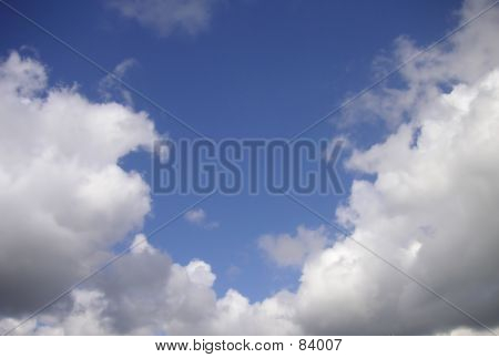 Blauer Himmel und Wolken