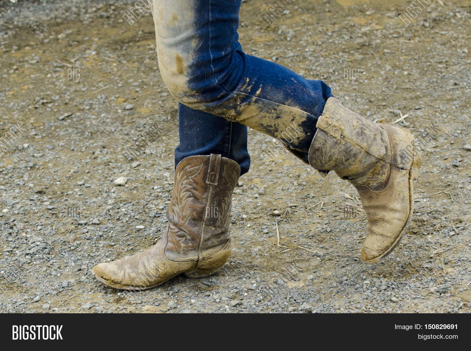 Изношенные сапоги. Сапоги кирзовые строевые. Драные валенки. Кирзовые сапоги изношенные. Изношенный сапог 6 букв сканворд.