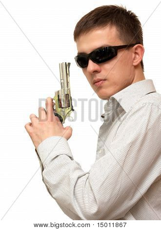 En kille med en pistol i handen bär solglasögon på vit bakgrund