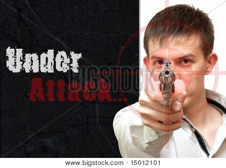 Collage killen med en pistol. Under vapenhot. Under Attack
