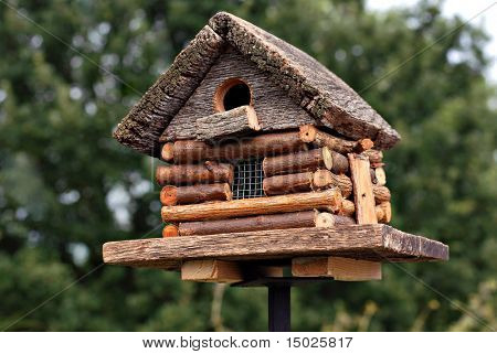 Handcrafted birdhouse นล็อค  อย่างใกล้ชิดกับกรมที่ตื้น