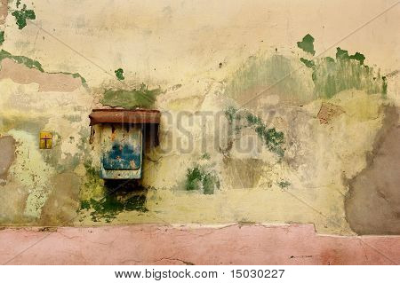 rostige Postfach auf alten Mauer