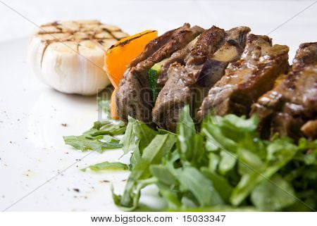 Şaşlık tabak salata ile