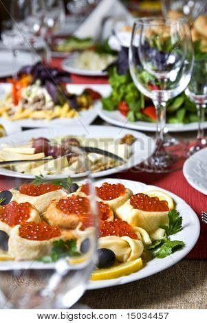 plaka üzerinde kırmızı havyar