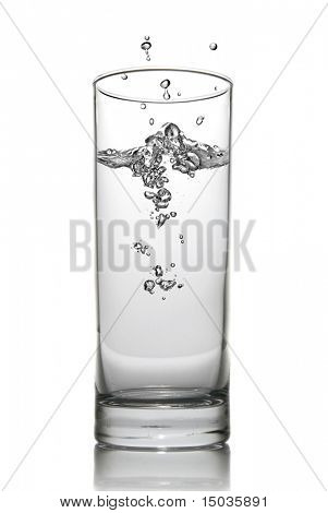 vand plaske i glas isoleret på hvid