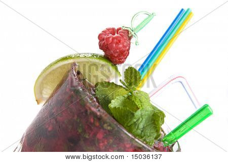 Mohito พลังงานกับมิ้นท์ มะนาว และราสเบอร์รี่แยกต่างหากบนพื้นสีขาว